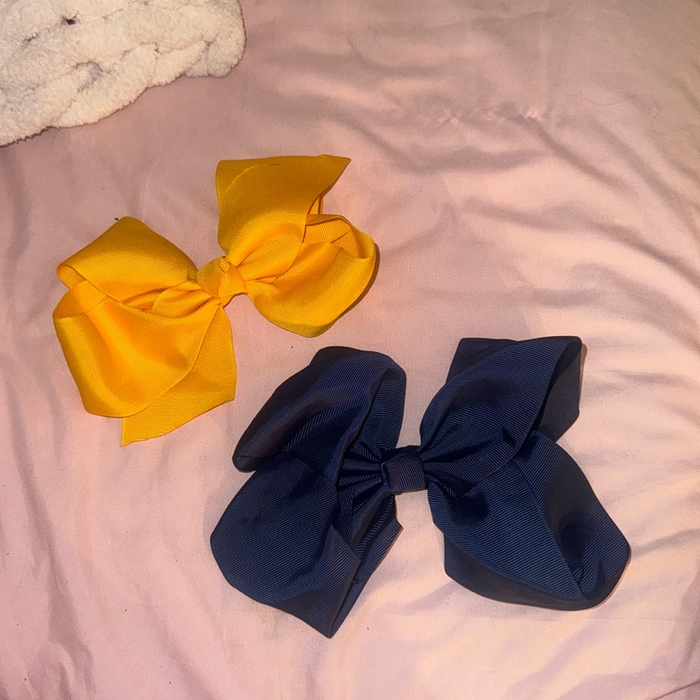 2 medium sized bows